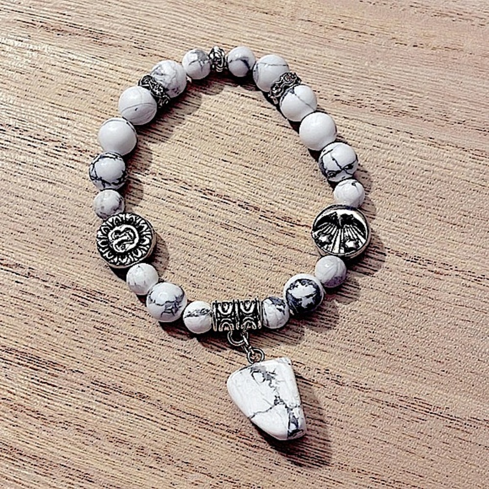 White Howlite Bracelet, Free form Howlite Pendant, Reversible Sun/Moon 🤍🩶🖤 - Picture 7 of 12